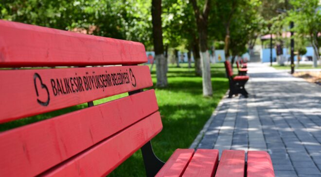 Büyükşehir Emekle Üretiyor, Şehir Mobilyalarla Güzelleşiyor